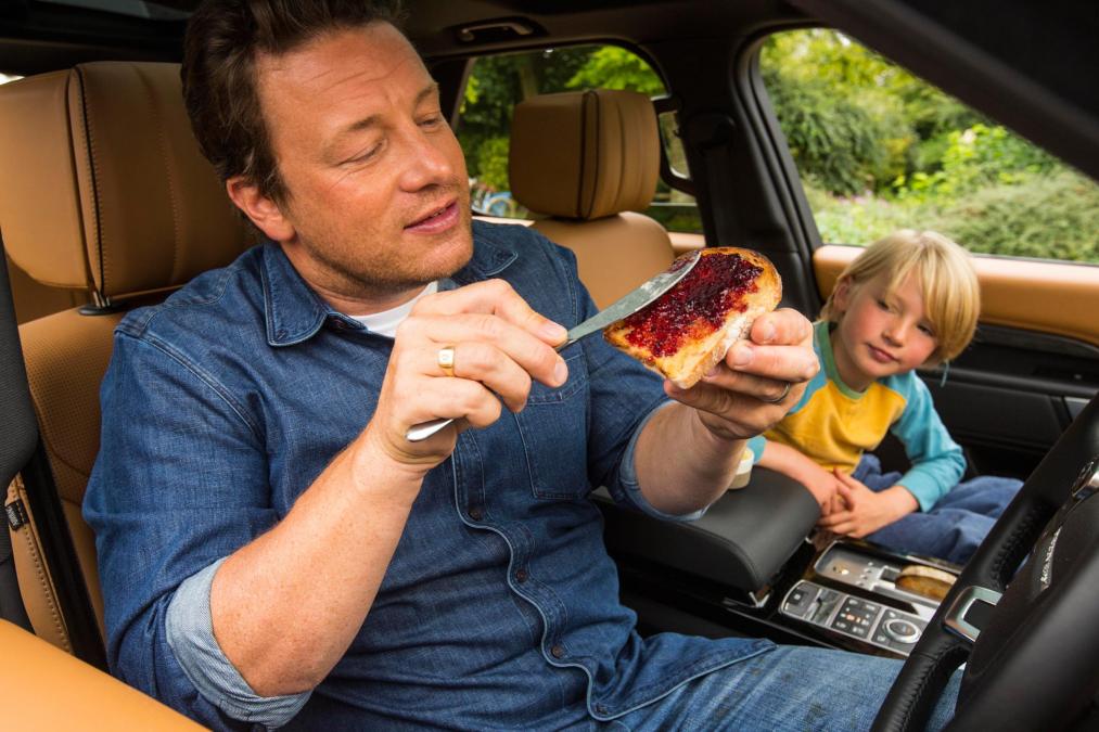 Land Rover Monta Cozinha Móvel Para Jamie Oliver