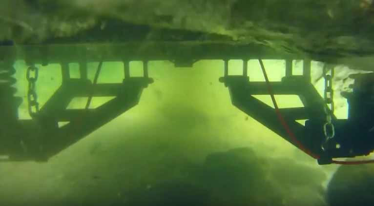 Suspensão trabalhando embaixo d'água em travessia. Frame do video GiraMundo