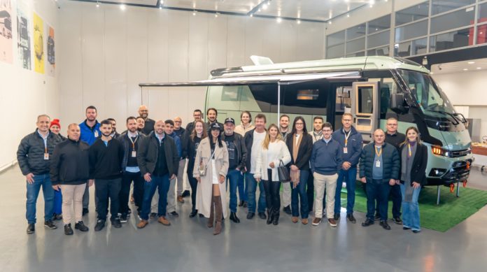 macopolo-realiza-a-entrega-do-primeiro-nomade-o-motorhome-projetado-e-fabricado-100-do-zero-macamp-1