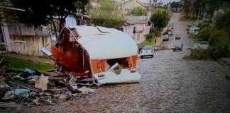 Tornado em Xanxerê Destrói Trailer Turiscar. Crianças Foram Salvas Pela Avó.