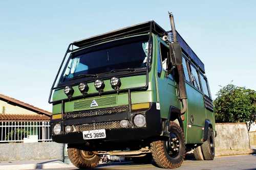 Motor Home Compacto Aventureiro a Venda.